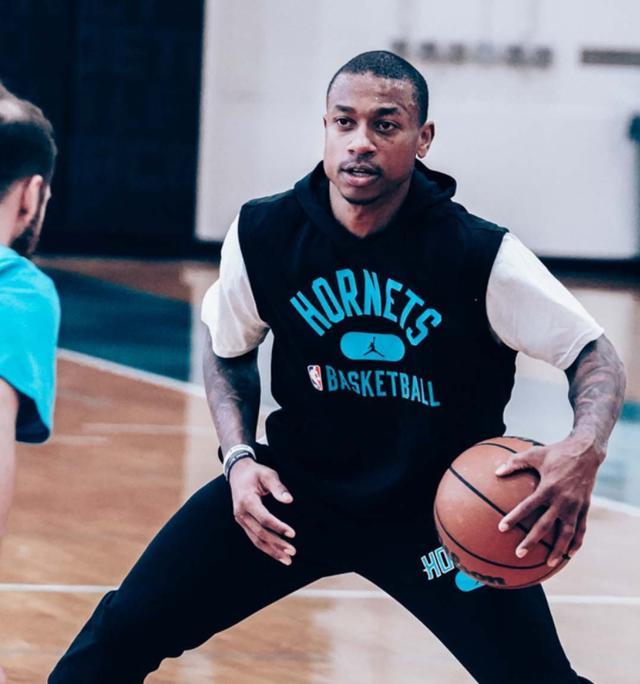 他表现得 他表现得